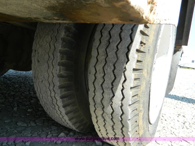 image for item B3835 1987 Ford F600 service truck