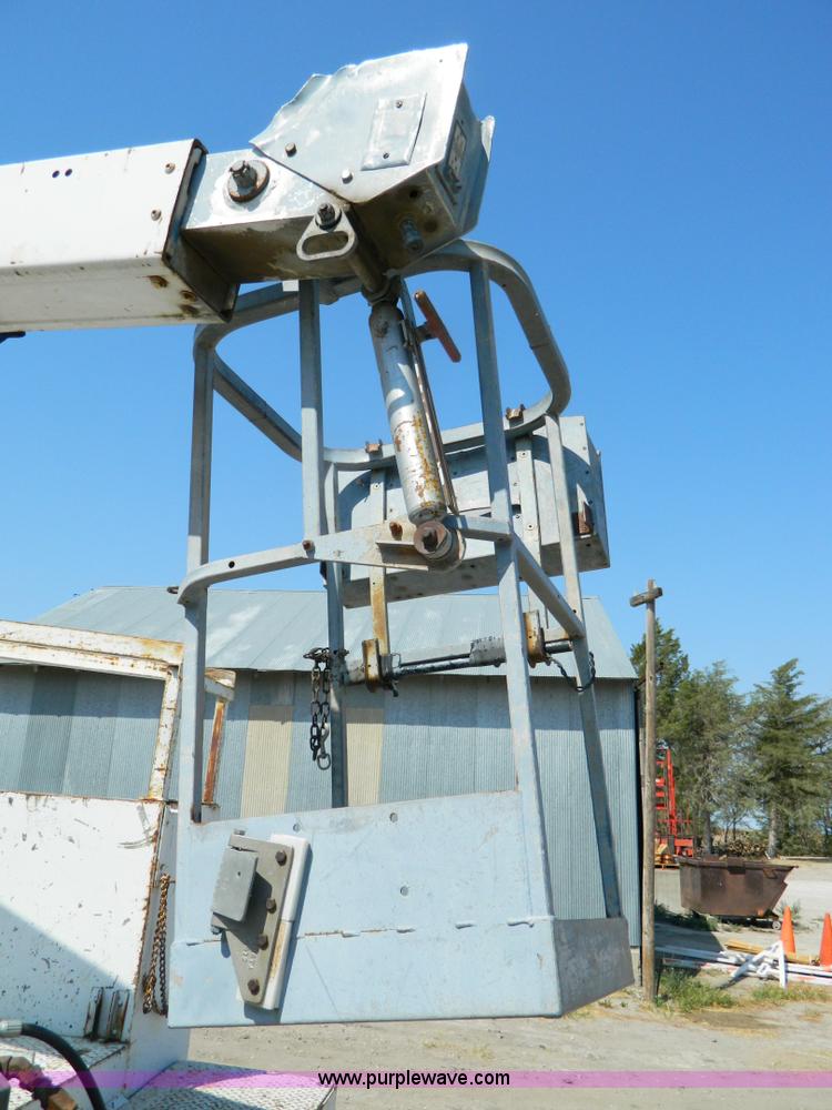 image for item B3835 1987 Ford F600 service truck