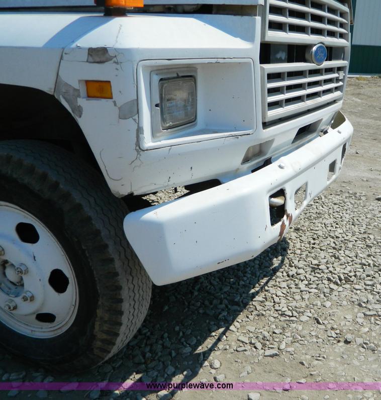 image for item B3835 1987 Ford F600 service truck
