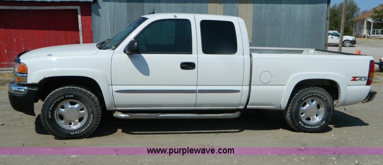 image for item B3836 2003 GMC Sierra 1500 Z71 extended cab pickup truck