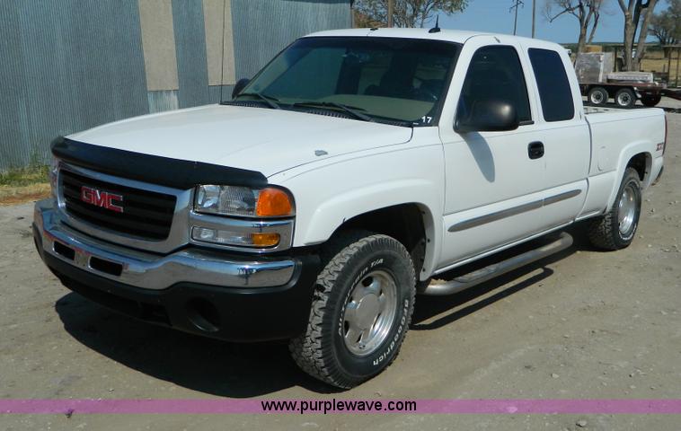 image for item B3836 2003 GMC Sierra 1500 Z71 extended cab pickup truck