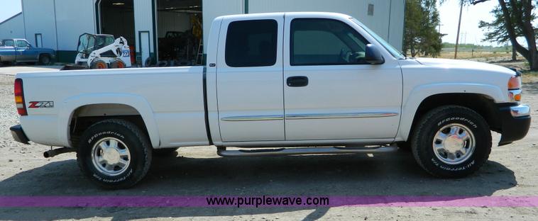 image for item B3836 2003 GMC Sierra 1500 Z71 extended cab pickup truck