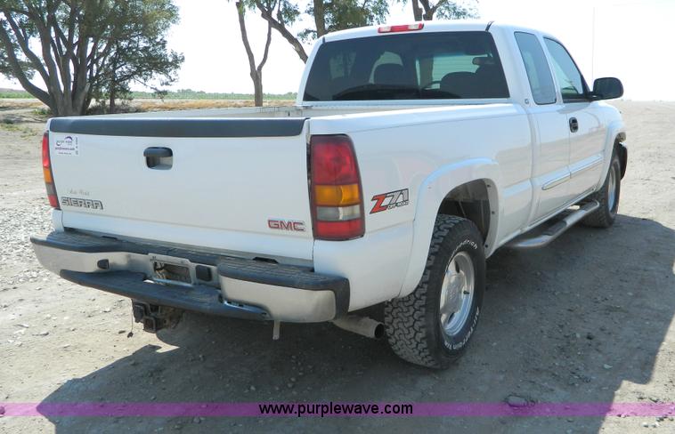 image for item B3836 2003 GMC Sierra 1500 Z71 extended cab pickup truck