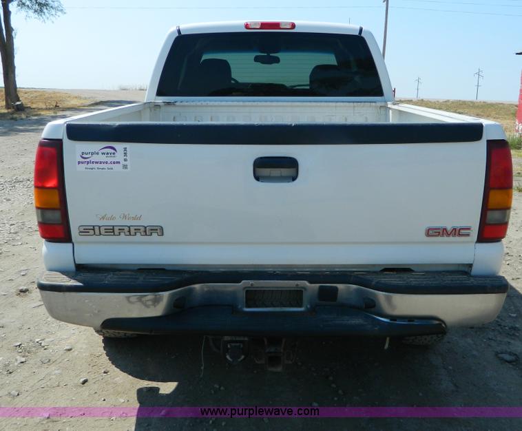 image for item B3836 2003 GMC Sierra 1500 Z71 extended cab pickup truck