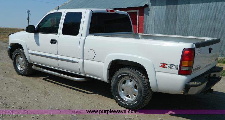 image for item B3836 2003 GMC Sierra 1500 Z71 extended cab pickup truck