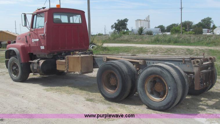 image for item B5205 1987 Ford L9000 semi truck cab and chassis