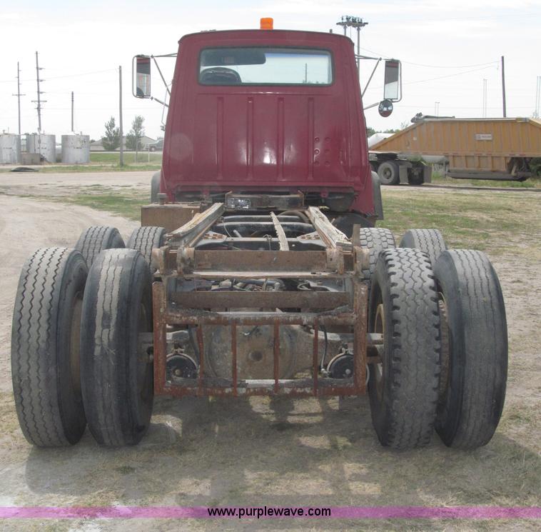image for item B5205 1987 Ford L9000 semi truck cab and chassis