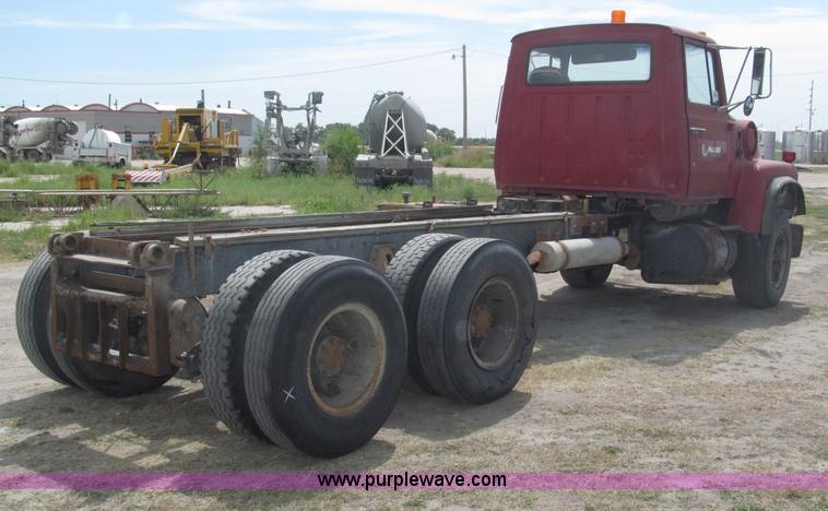image for item B5205 1987 Ford L9000 semi truck cab and chassis