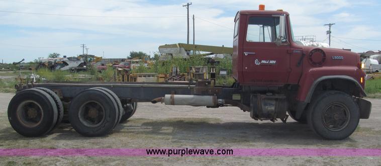 image for item B5205 1987 Ford L9000 semi truck cab and chassis