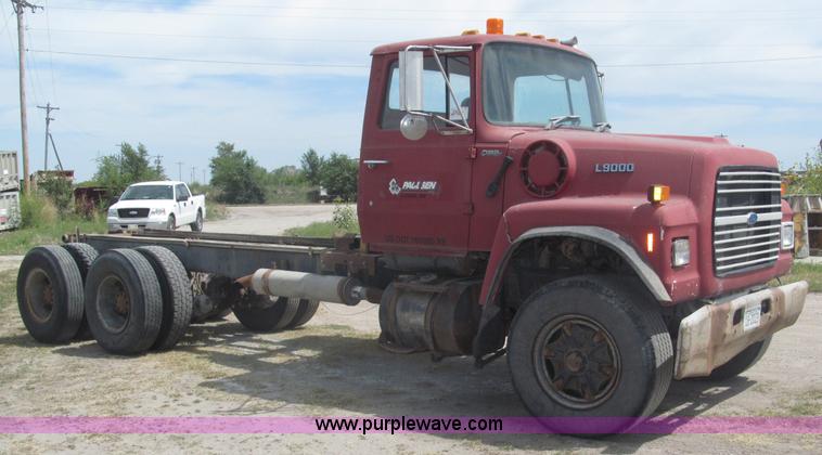 image for item B5205 1987 Ford L9000 semi truck cab and chassis