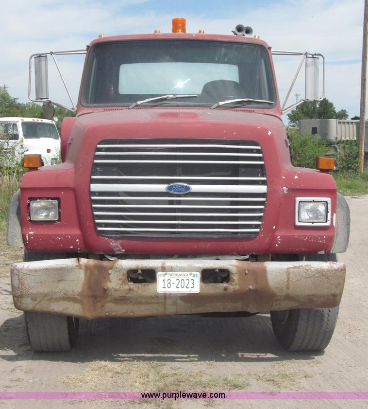 image for item B5205 1987 Ford L9000 semi truck cab and chassis