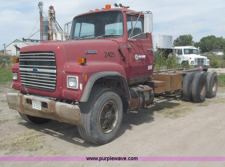 image for item B5205 1987 Ford L9000 semi truck cab and chassis