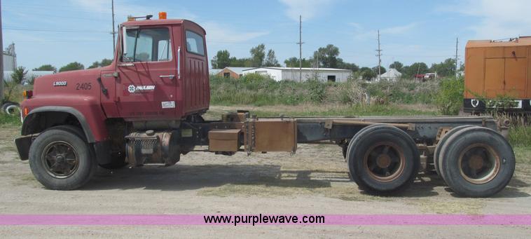 image for item B5205 1987 Ford L9000 semi truck cab and chassis