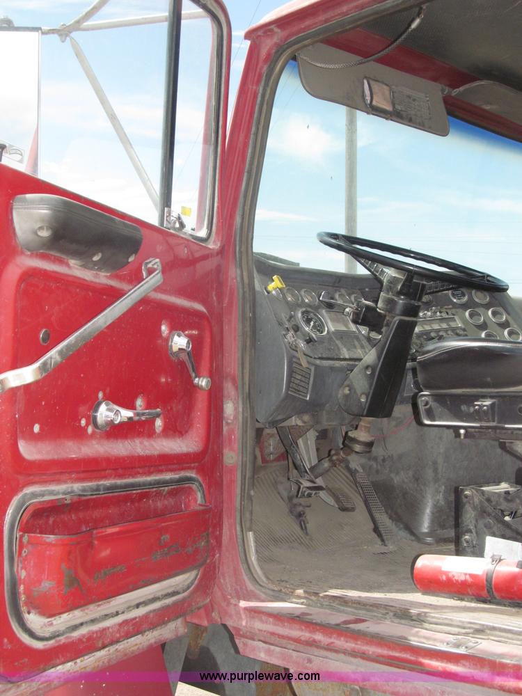 image for item B5205 1987 Ford L9000 semi truck cab and chassis