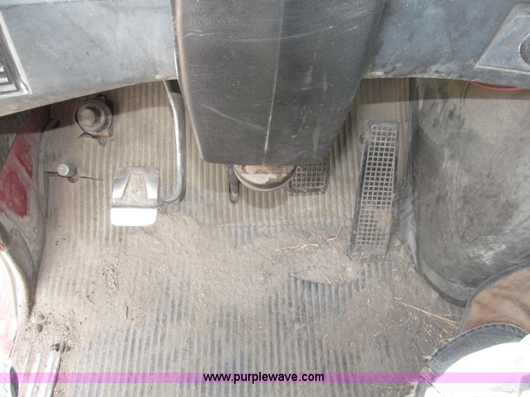 image for item B5205 1987 Ford L9000 semi truck cab and chassis