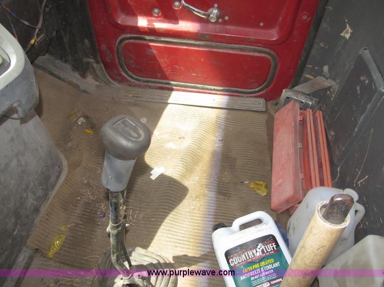 image for item B5205 1987 Ford L9000 semi truck cab and chassis