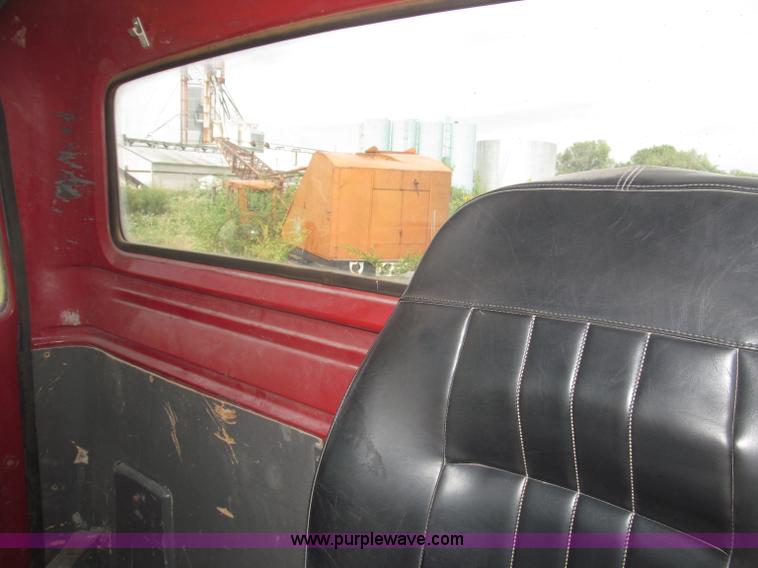 image for item B5205 1987 Ford L9000 semi truck cab and chassis