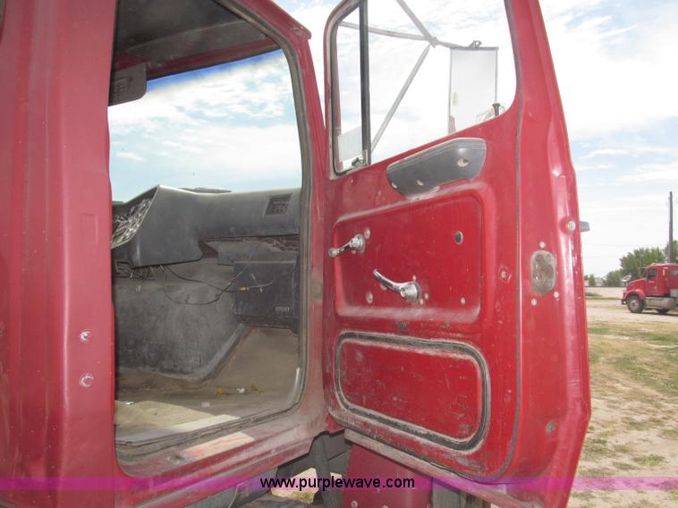 image for item B5205 1987 Ford L9000 semi truck cab and chassis