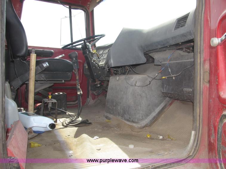 image for item B5205 1987 Ford L9000 semi truck cab and chassis