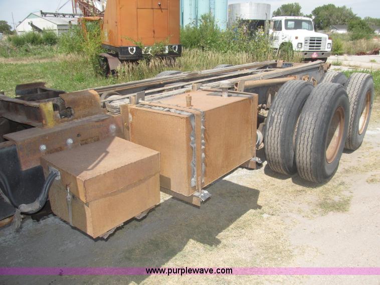 image for item B5205 1987 Ford L9000 semi truck cab and chassis