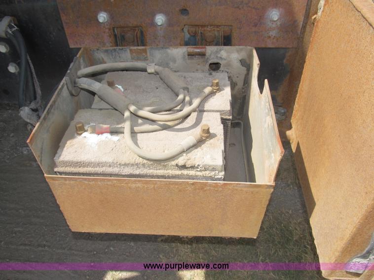 image for item B5205 1987 Ford L9000 semi truck cab and chassis