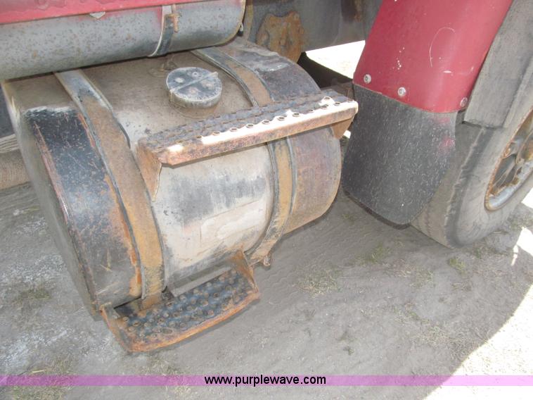 image for item B5205 1987 Ford L9000 semi truck cab and chassis