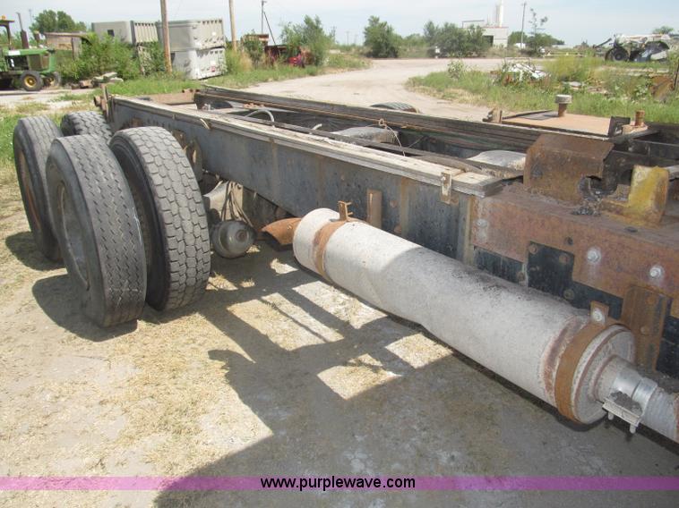 image for item B5205 1987 Ford L9000 semi truck cab and chassis