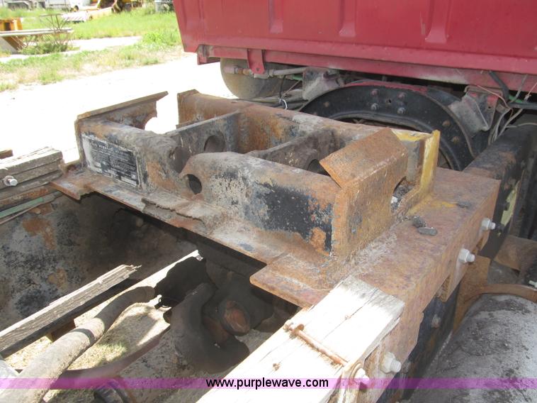 image for item B5205 1987 Ford L9000 semi truck cab and chassis