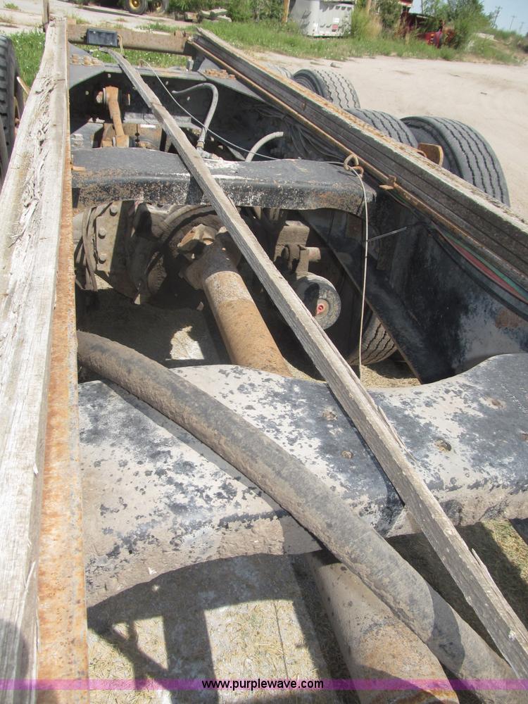 image for item B5205 1987 Ford L9000 semi truck cab and chassis