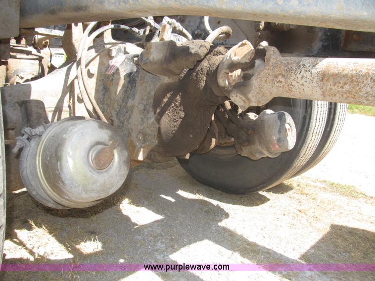 image for item B5205 1987 Ford L9000 semi truck cab and chassis
