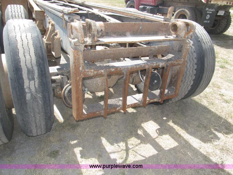 image for item B5205 1987 Ford L9000 semi truck cab and chassis