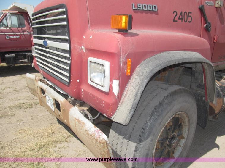 image for item B5205 1987 Ford L9000 semi truck cab and chassis