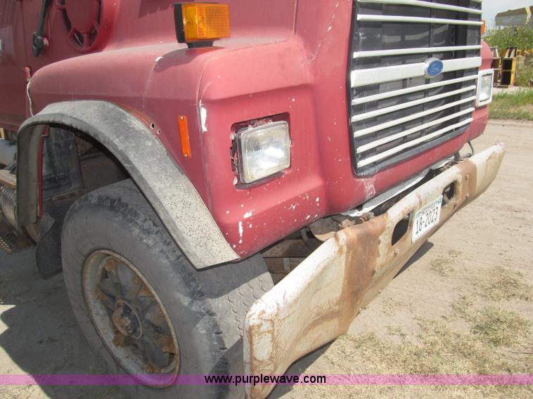 image for item B5205 1987 Ford L9000 semi truck cab and chassis