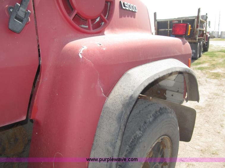 image for item B5205 1987 Ford L9000 semi truck cab and chassis