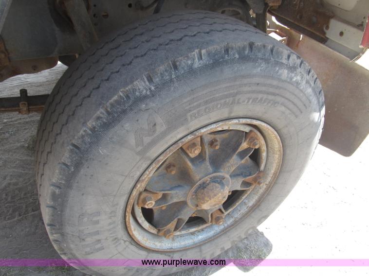 image for item B5205 1987 Ford L9000 semi truck cab and chassis