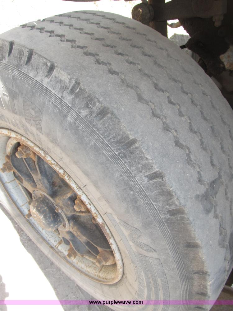 image for item B5205 1987 Ford L9000 semi truck cab and chassis