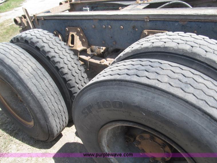 image for item B5205 1987 Ford L9000 semi truck cab and chassis