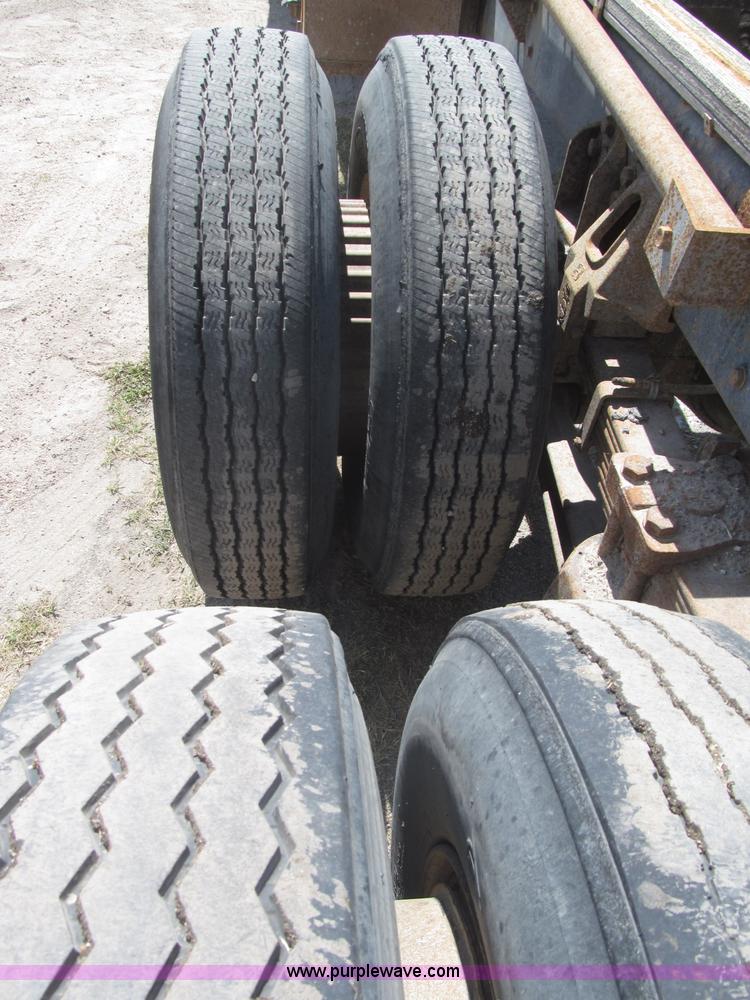 image for item B5205 1987 Ford L9000 semi truck cab and chassis