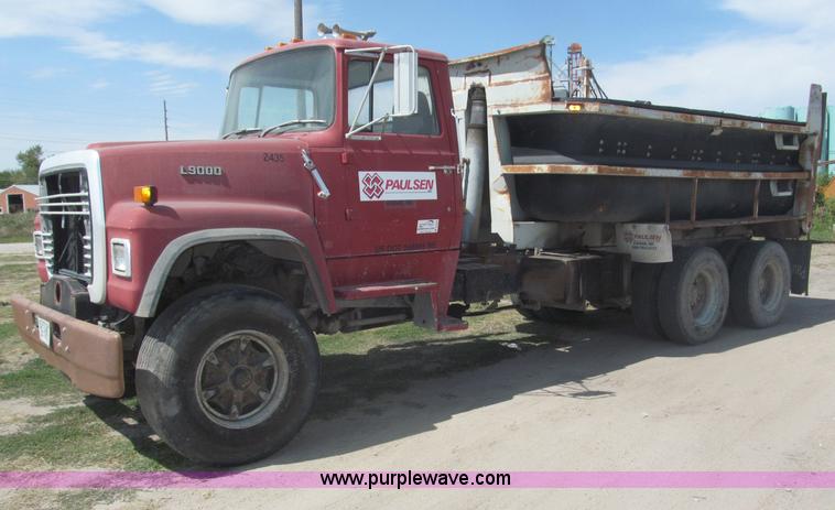 image for item B5206 1989 Ford L9000 tandem axle dump truck
