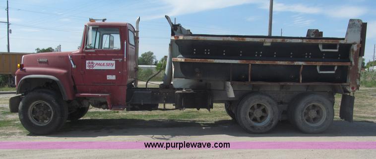 image for item B5206 1989 Ford L9000 tandem axle dump truck