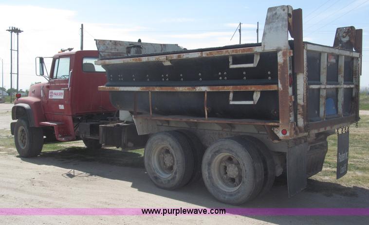 image for item B5206 1989 Ford L9000 tandem axle dump truck