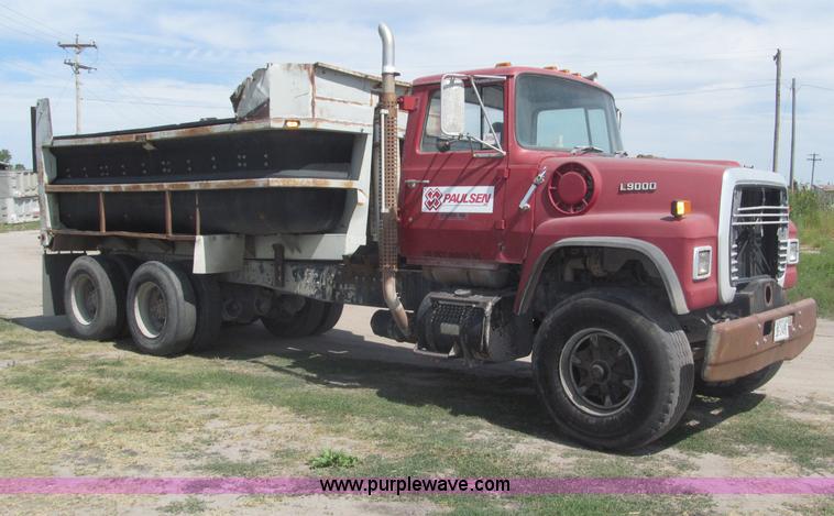 image for item B5206 1989 Ford L9000 tandem axle dump truck