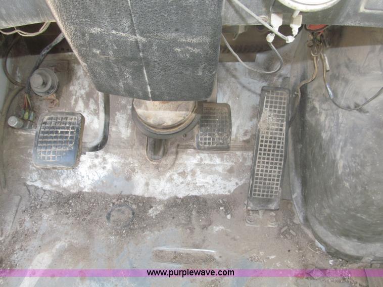 image for item B5206 1989 Ford L9000 tandem axle dump truck