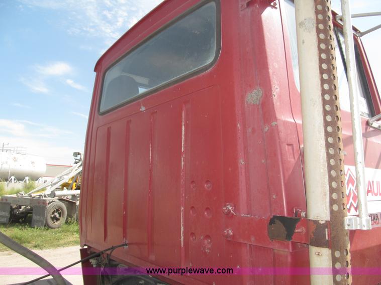 image for item B5206 1989 Ford L9000 tandem axle dump truck