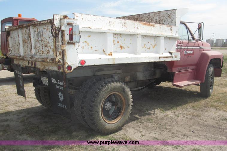 image for item B5207 1986 Ford F600 dump truck