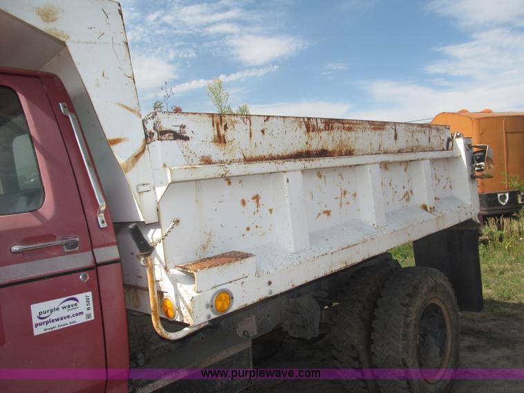 image for item B5207 1986 Ford F600 dump truck