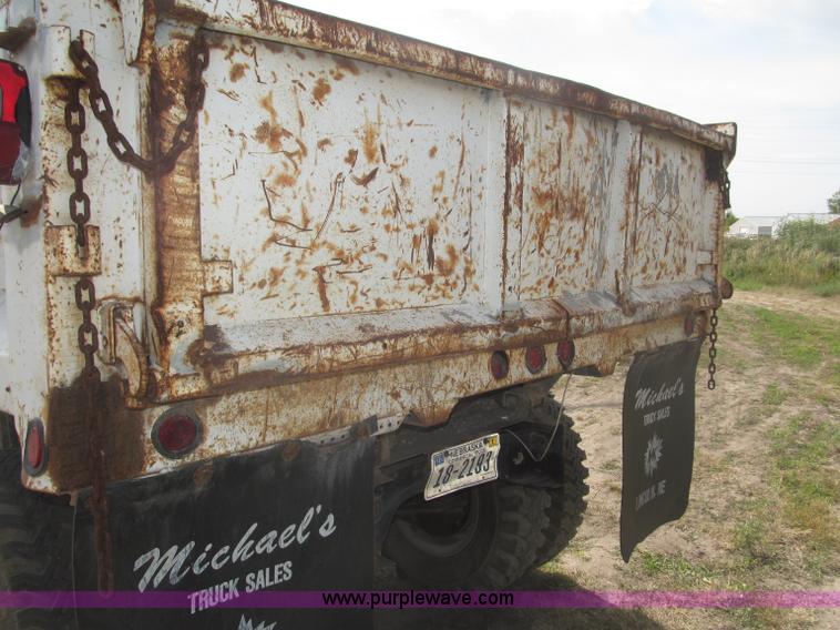 image for item B5207 1986 Ford F600 dump truck