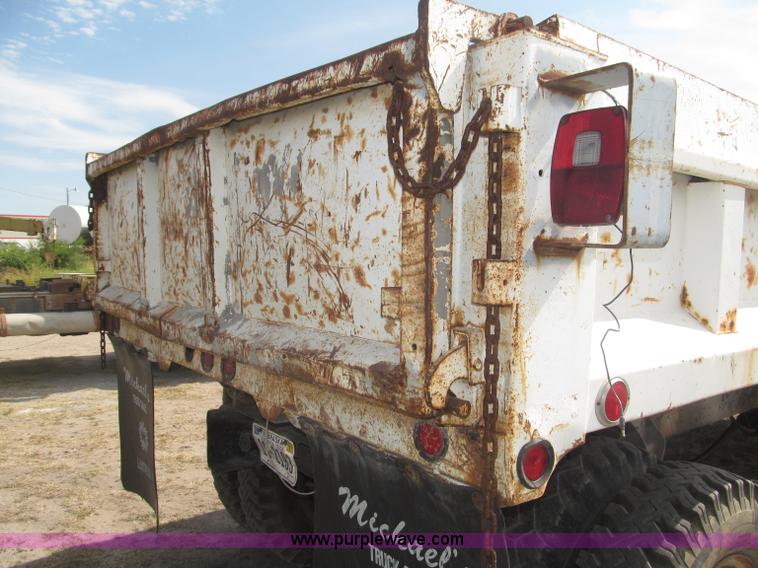 image for item B5207 1986 Ford F600 dump truck