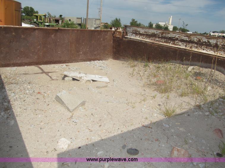 image for item B5207 1986 Ford F600 dump truck