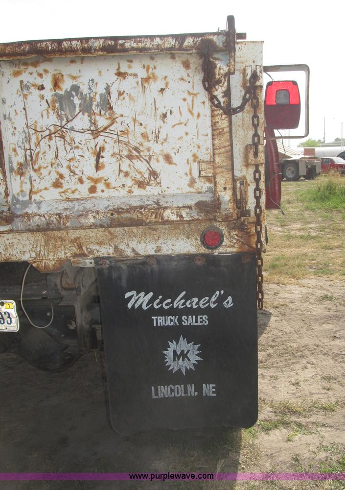 image for item B5207 1986 Ford F600 dump truck